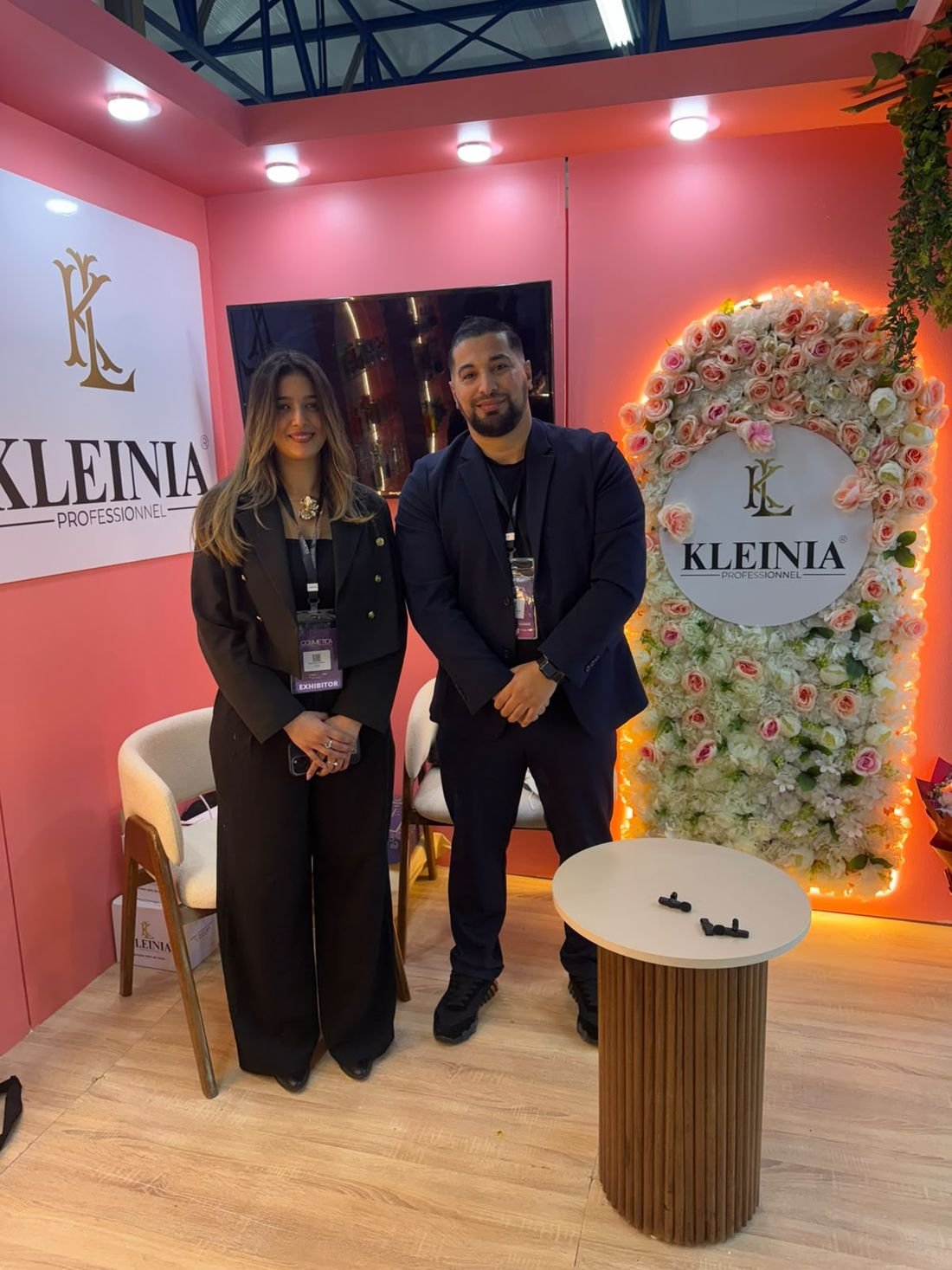 Mohamed Benzaiem sur le stand Kleinia Professionnel, au salon Cosmetica Connect